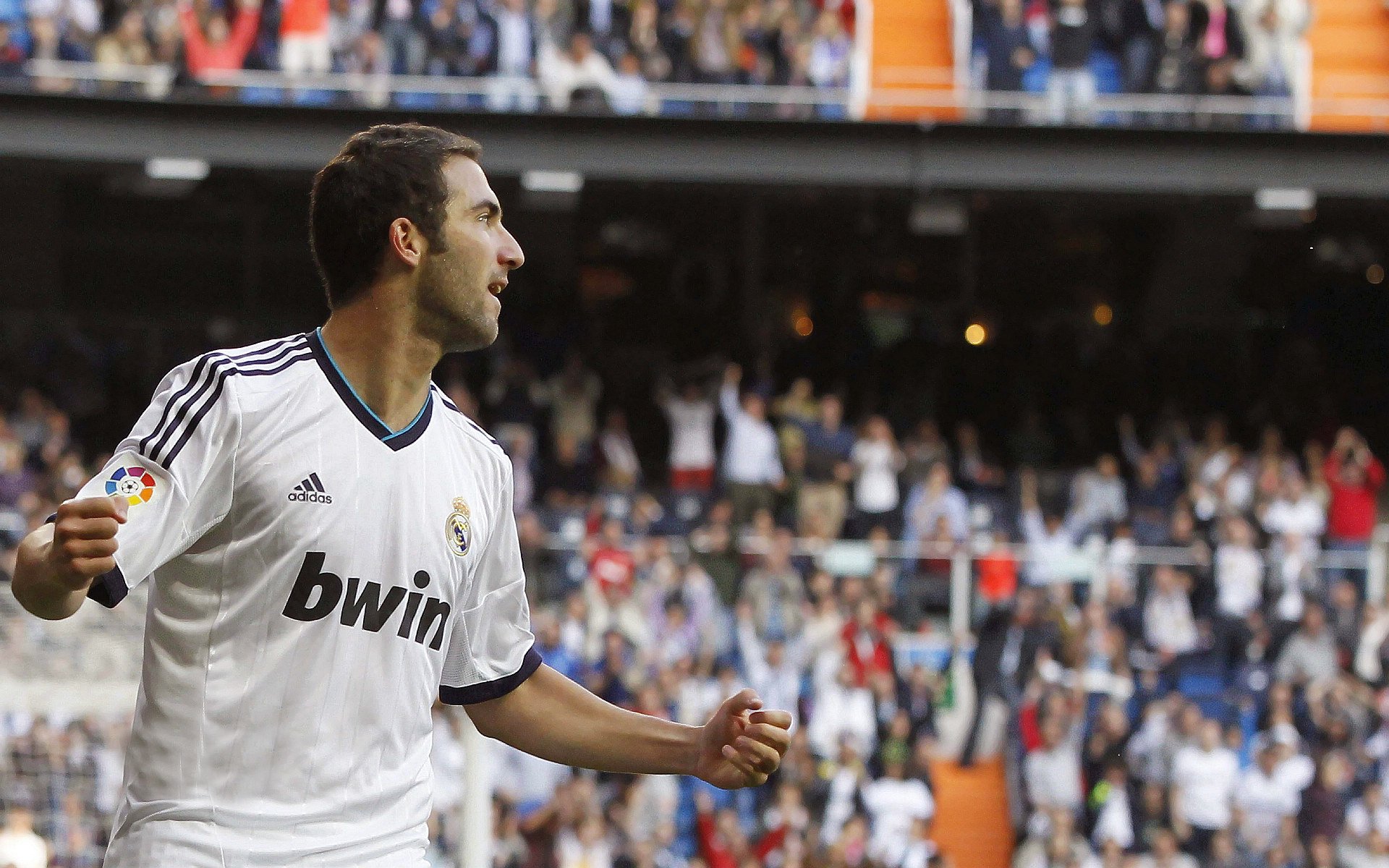 西甲瓦伦西亚主场2比0击败格拉纳达 保级压力暂时卸下，瓦伦西亚队主场